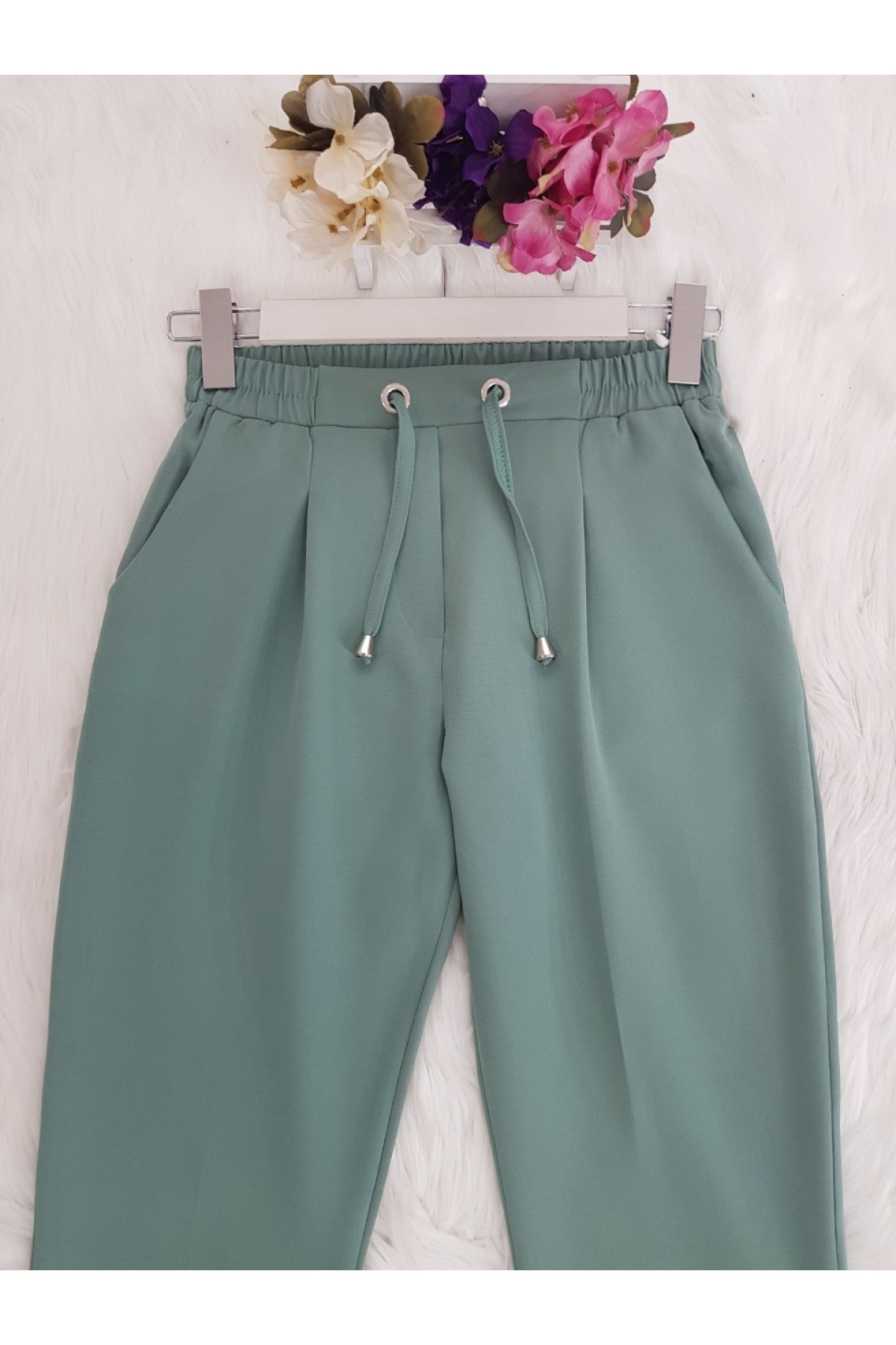 Seasonal Carrot Cut Pants -لون النعناع