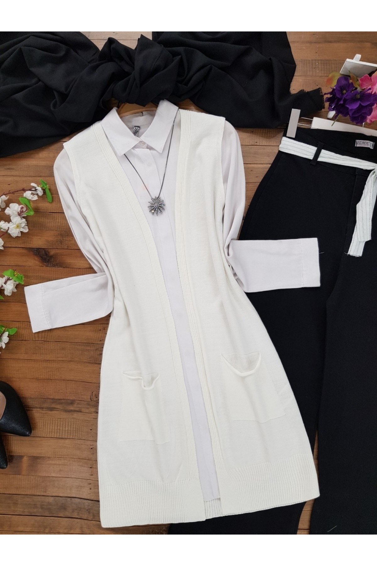 Double Pocket Vest  -مكسورة بيضاء