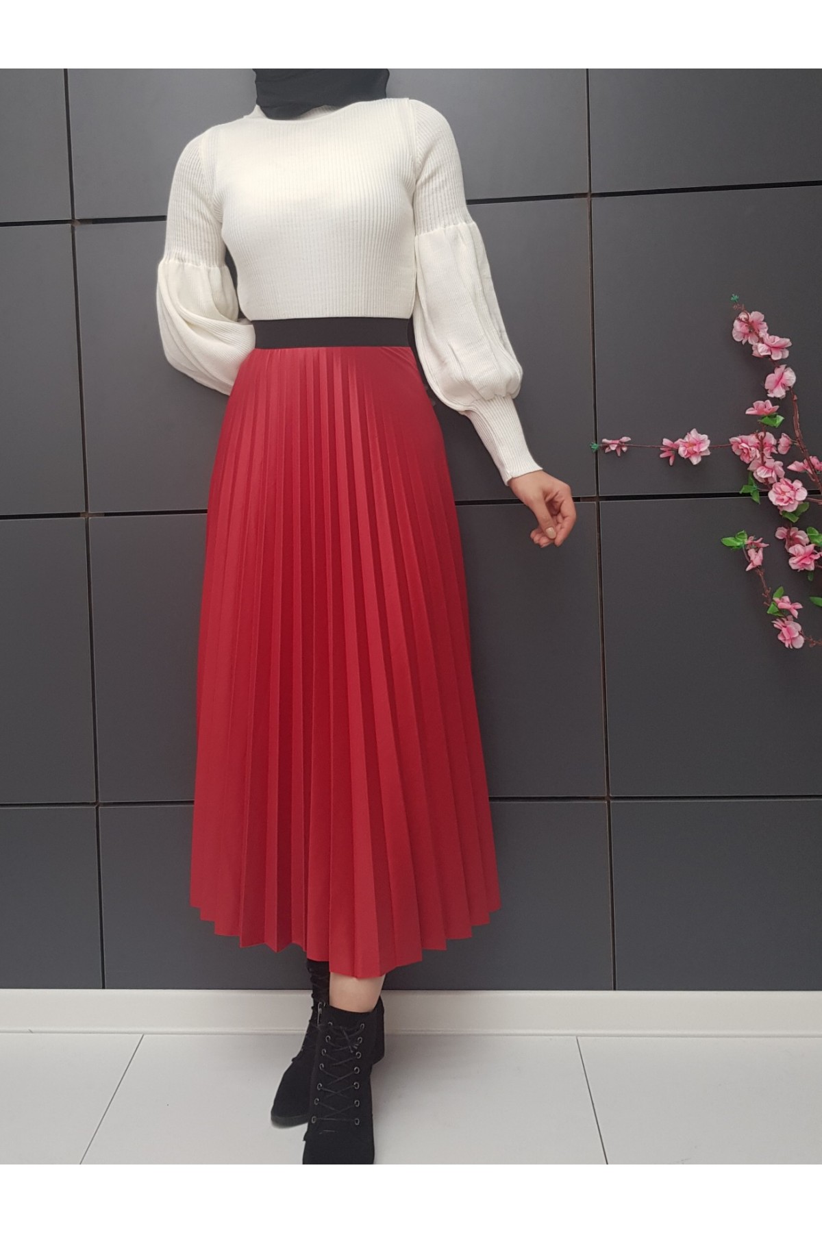  Pleated Lacquered Skirt-أحمر