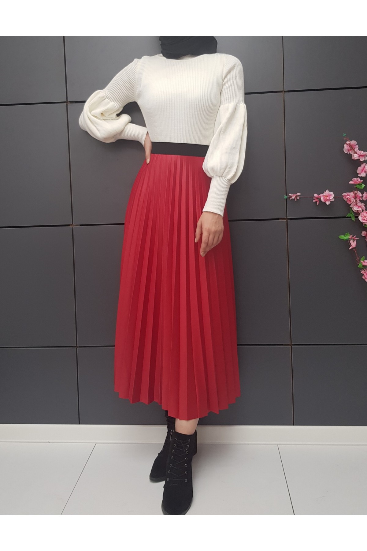  Pleated Lacquered Skirt-أحمر